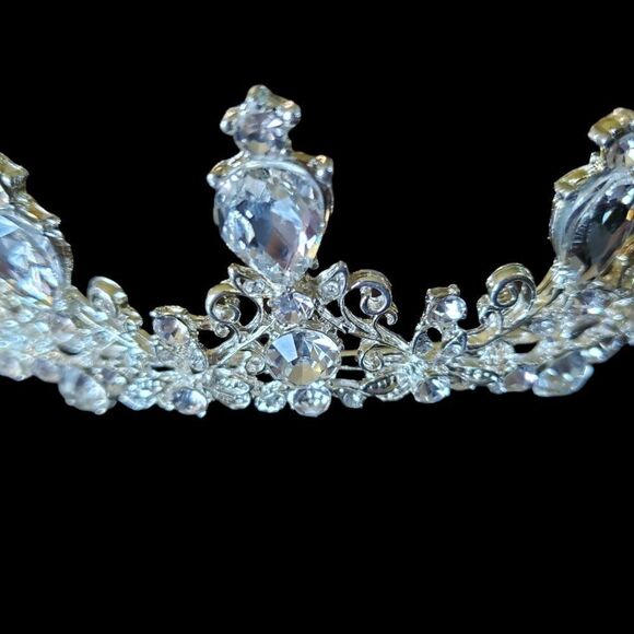 Wedding tiera silver tone and rhinestones. - Picture 2 of 3